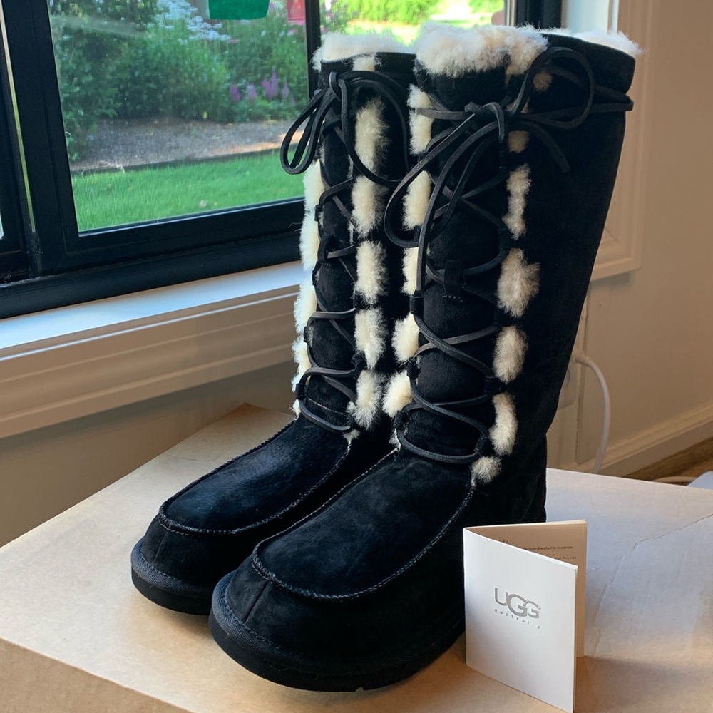 Vintage never worn UGG Uptown Black boots size 9